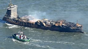 De la fumée s'élève du cargo MV Solong en mer du Nord, au large de Withernsea, à l'est de l'Angleterre, le 11 mars 2025, après sa collision avec le pétrolier MV Stena Immaculate le 10 mars.