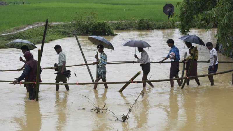Des Rohingyas traversent une rivière au Bangladesh, le 17 septembre 2017. 