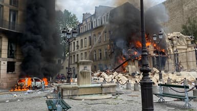 Les pompiers tentent d'éteindre l'incendie après l'effondrement de l'immeuble rue Saint-Jacques dans le 5e arrondissement de Paris, le 21 juin 2023