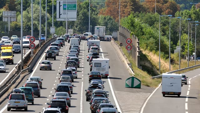 Des automobilistes circulent au ralenti sur la rocade de Bordeaux, le 1er août 2009.