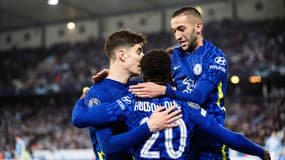 Hakim Ziyech célèbre avec deux coéquipiers de Chelsea