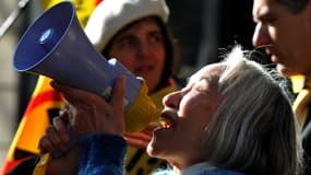 Une manifestante anti-nucléaire, samedi, à Paris.