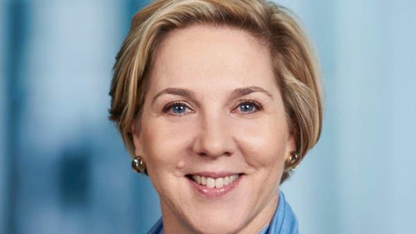 Robyn Denholm fait partie du conseil d’administration de Tesla depuis 2014. Robyn Denholm fait partie du conseil d’administration de Tesla depuis 2014.