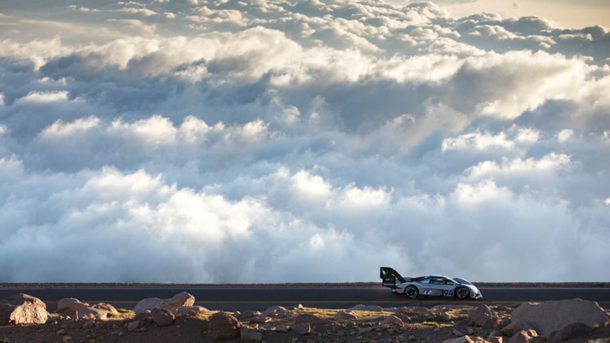 La course de Pikes Peak est surnommée la course vers les nuages... en voyant cette photo, on comprend facilement pourquoi. La course de Pikes Peak est surnommée la course vers les nuages... en voyant cette photo, on comprend facilement pourquoi.