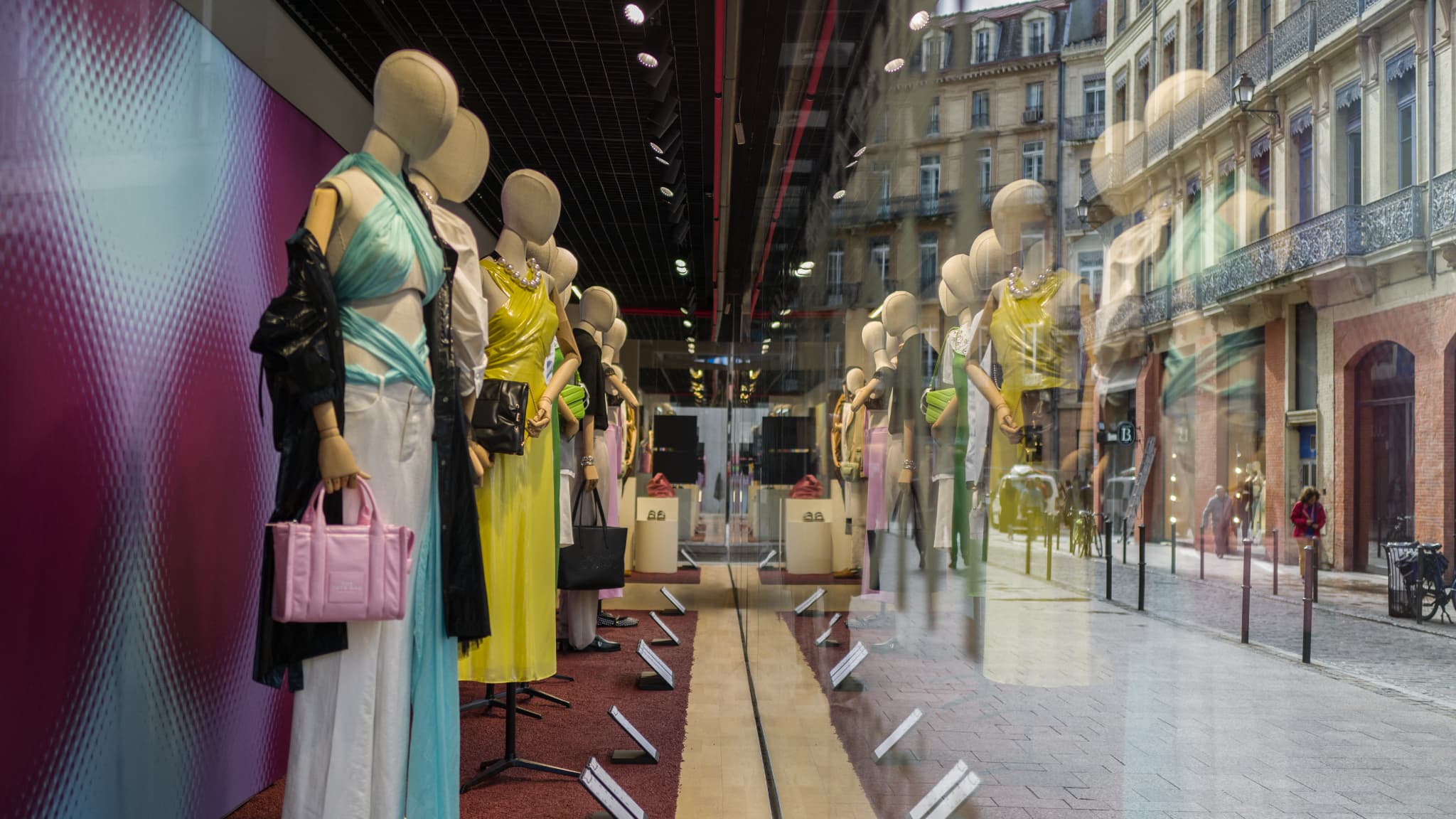 Une vitrine des Galeries Lafayette à Paris Une vitrine des Galeries Lafayette à Paris