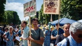 Paysans, politiques, scientifiques, citoyens, apiculteurs... rassemblés devant le Sénat à Paris en opposition à la loi Duplomb, le 30 juin 2025