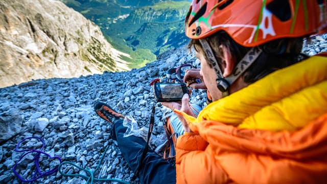 La marque française qui fabrique des smartphones ultra-résistants pour les sportifs de l'extrême, fédère autour d'elle une équipe de passionnés de sports.