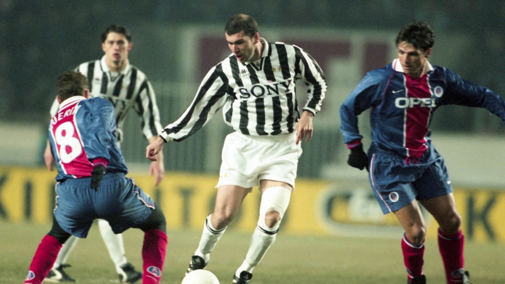 Zinedine Zidane face au Paris Saint-Germain, lors de la Supercoupe d'Europe en 1997