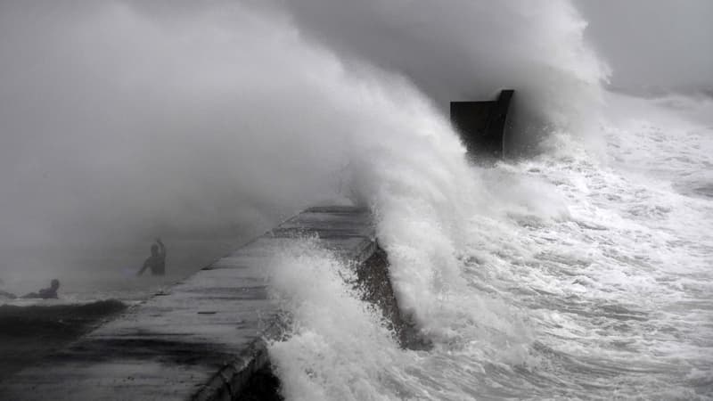 Vagues lors de la tempête Dennis à Plobannalec-Lesconil, dans le Finistère, le 16 février 2020