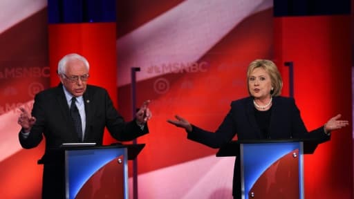 Les candidats à la primaire démocrate américaine, Bernie Sanders (g) et Hillary Clinton, le 4 février lors d'un débat télévisé