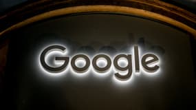 Une enseigne de l'entreprise américaine Google lors de la réunion annuelle du Forum économique mondial (WEF) à Davos, en Suisse, le 18 janvier 2024 (photo d'illustration).