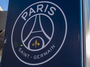 Le logo du PSG aux abords du Parc des Princes, octobre 2021