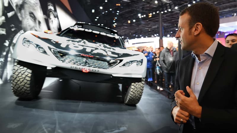 Emmanuel Macron au Mondial de l'Automobile de Paris le 15 octobre 2015, face au Peugeot 3008 DKR.