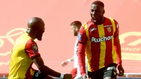 Le défenseur malien de Lens, Massadio Haidara (d), exulte après son but lors du match de Ligue 1 à domicile contre Nîmes, le 25 avril 2021 