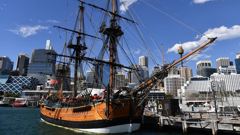 Une réplique de l'Endeavour, le bateau du capitaine Cook, accostée près du Musée national maritime australien, à Sydney. 