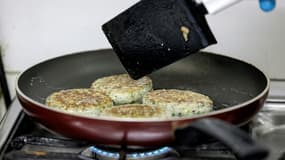 Les substances per- et polyfluoroalkylés, dotées de propriétés anti-adhésives et imperméables, sont massivement présentes dans la vie courante: poêles en Téflon, emballages alimentaires, textiles, automobiles.