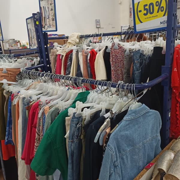 Les stocks de vêtements Camaïeu revendus dans un magasin Noz de Bretagne.