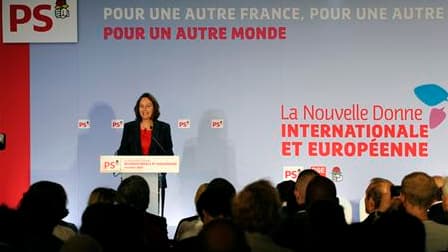 La Convention nationale du Parti socialiste a été samedi l'occasion d'une nuée de flèches contre la politique étrangère de Nicolas Sarkozy, notamment décochées par une Ségolène Royal très applaudie. /Photo prise le 9 octobre 2010/REUTERS/Gonzalo Fuentes