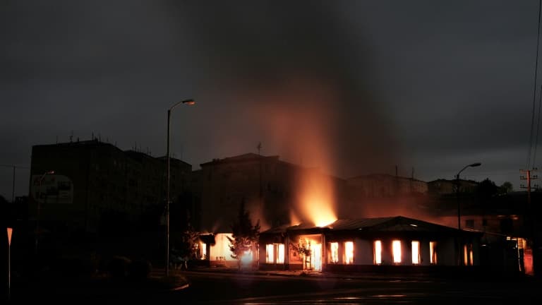 Un bâtiment en feu après des frappes à Stepanakert, au Nagorny Karabakh, le 4 octobre 2020