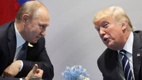 Le président des Etats-Unis Donald Trump et le président russe Vladimir Poutine, lors du sommet du G20 le 7 juillet 2017 à Hambourg en Allemagne. 