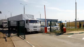Des camions du convoi russe passe la frontière ukrainienne au niveau du checkpoint d'Izvarino, le 22 août 2014.