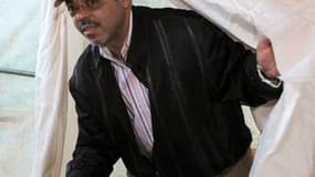 Le Premier ministre éthiopien Meles Zenawi à la sortie de l'isoloir dans un bureau de vote à Adwa, au Tigré, dans le nord de l'Ethiopie. En vertu des succès engrangés par son parti sur le plan économique, l'ancien dirigeant rebelle s'attendait à une victo