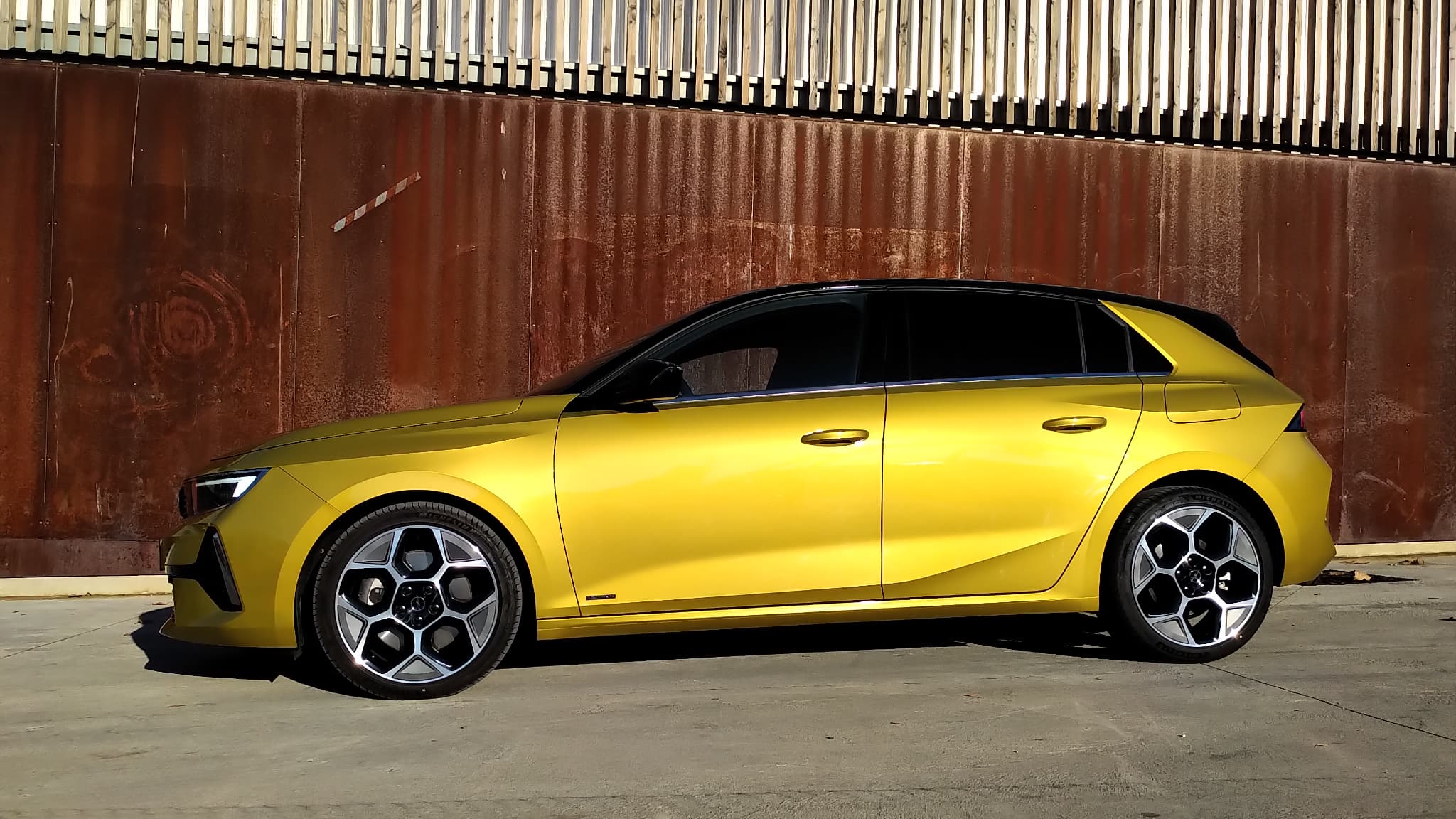 Cette Opel Astra partage sa plateforme avec les Peugeot 308 et DS4, de quoi réaliser des économies d'échelle pour le groupe Stellantis. Cette Opel Astra partage sa plateforme avec les Peugeot 308 et DS4, de quoi réaliser des économies d'échelle pour le groupe Stellantis.