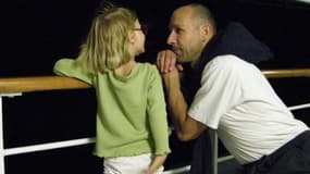 La petite Cindy avec François Boyer, son « père d'accueil ».