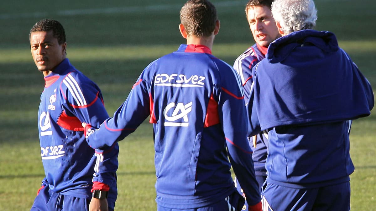 Robert Duverne (de face à droite) ne cache pas sa colère face à la grève des Bleus et Patrice Evra (à gauche), le 20 juin 2020 à Knysna