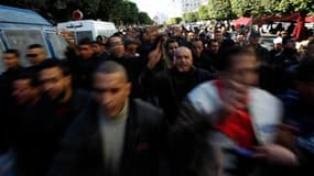 Des manifestants venus de régions rurales déshéritées ont afflué dimanche à Tunis pour réclamer que les caciques du régime de Zine ben Ali soient exclus du pouvoir. Des centaines de participants à la "caravane de la liberté" se sont massés devant les bure