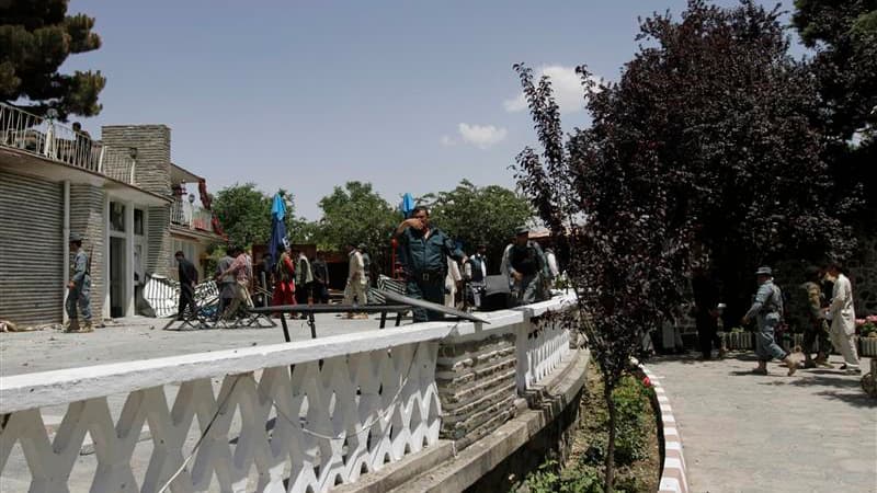 Policiers afghans déployés dans un hôtel huppé des environs de Kaboul pris d'assaut par un commando taliban dans la nuit de jeudi à vendredi. Des unités d'élite de la police afghane appuyées par les forces de l'Otan ont mis fin vendredi à un siège de près