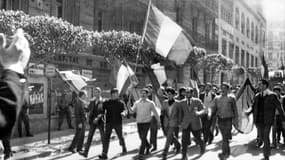 Des manifestants opposés à l'indépendance de l'Algérie, rue d'Isly à Alger, le 26 mars 1962