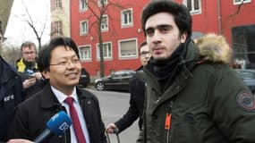 Anas Modamani et son avocat Chan-jo Jun vont au tribunal de Wurtzbourg (centre) le 6 février 2017