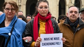 Un manifestant brandissant une pancarte sur laquelle on pouvait lire « Nous ne nous cacherons pas ! » participe à une marche silencieuse en soutien au rabbin d'Orléans, à Orléans, dans le centre de la France, le 25 mars 2025.