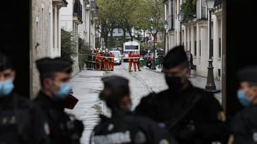 Des forces de l'ordre sécurisant le périmètre autour des anciens locaux de Charlie Hebdo où une attaque terroriste survenue vendredi a fait deux blessés.