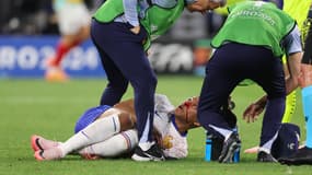 Kylian Mbappé pris en charge après sa fracture du nez lors de France-Autriche (1-0, Euro), le 17 juin 2024