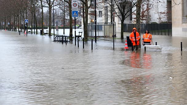 A Hendaye, une partie de la digue s'est effondrée sous les coups violents des vagues.