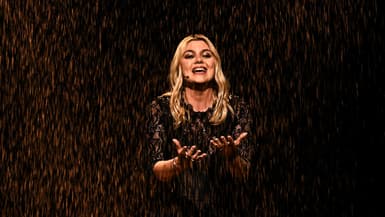 Louane durant sa prestation lors de la grande finale de l'Eurovision 2025, à Bâle (Suisse)