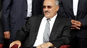 Ali Abdallah Saleh lors d'un rassemblement politique à Sanaa, vendredi. Le parti du président yéménite a accepté "sans réserves" le plan de transition proposé par le Conseil de coopération du Golfe, ce qui ouvre la voie au départ de l'homme qui dirige le