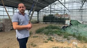 Le jardiner Frédéric dans sa serre détruite par la grêle
