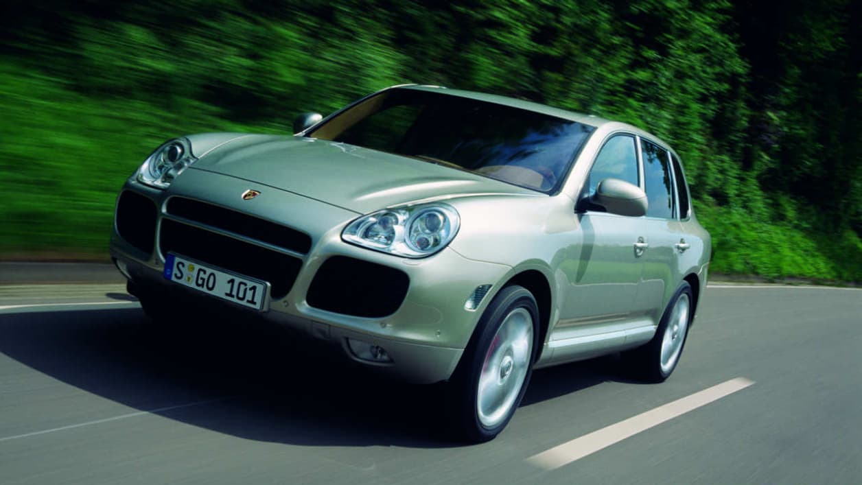 La première génération du SUV Porsche Cayenne, sortie en 2002. La première génération du SUV Porsche Cayenne, sortie en 2002.