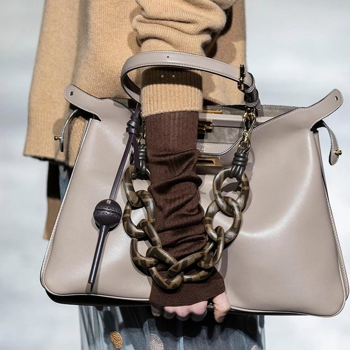 Fendi collabore avec Chupa Chups et présente un porte-sucette en cuir ...