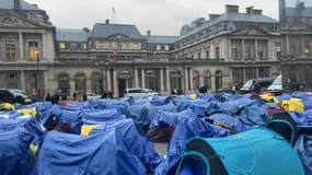 Quelque 300 migrants se sont installés devant le Conseil d'Etat à Paris. 