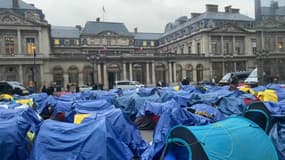 Quelque 300 migrants se sont installés devant le Conseil d'Etat à Paris. 