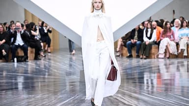 Un mannequin présente une création Dior pour la collection Prêt-à-porter Femme Printemps-Été 2026 dans le cadre de la Fashion Week de Paris, à Paris le 1er octobre 2025.