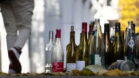 Des bouteilles d'alcool vides sur un trottoir, à Paris, le 22 novembre 2023