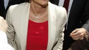 Ségolène Royal a prôné dimanche la fin du cumul des mandats pour lutter contre le sexisme à l'Assemblée nationale, qui fait débat en France. "Tout mandat abandonné devra être réservé à une femme", a déclaré la candidate à l'investiture socialiste pour la