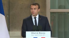 "Je suis votre chef": Macron répond sèchement à la gronde dans l'armée française