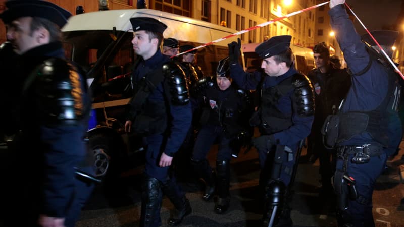 Une centaine de militants associatifs et syndicaux ont investi un bâtiment inoccupé à Paris pour dénoncer le mal-logement, avant d'être évacués par la police dimanche 26 février.