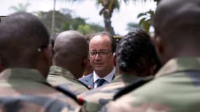 François Hollande à Mayotte devant le bataillon du service militaire adapté (BSMA)